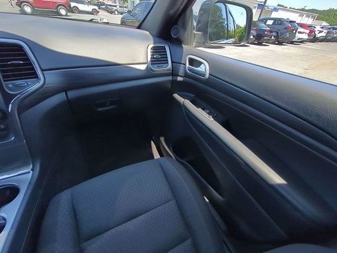 Used 2021 Jeep Grand Cherokee Laredo w/ Security & Convenience Group AWD/4WD image 19