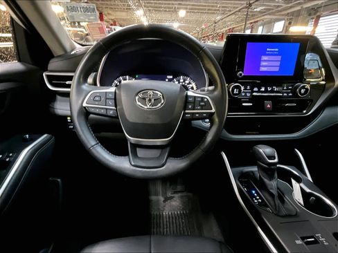 Used 2023 Toyota Highlander XLE image 18