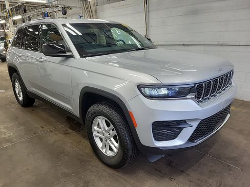 Used 2025 Jeep Grand Cherokee Laredo AWD/4WD image 2