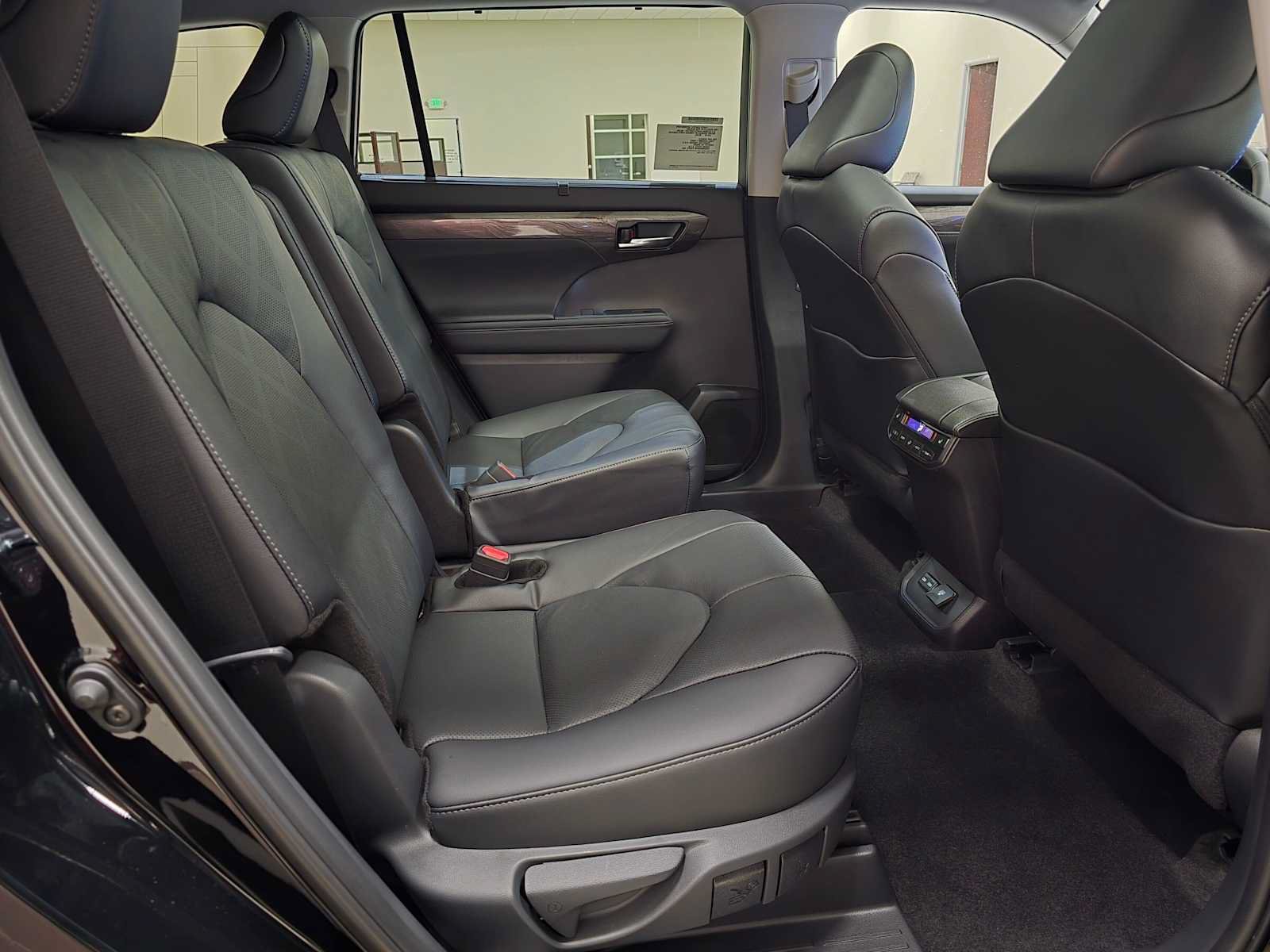 New 2026 Toyota Highlander Platinum AWD/4WD image 25