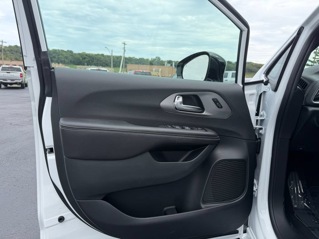 New 2027 Chrysler Pacifica Select AWD/4WD image 15
