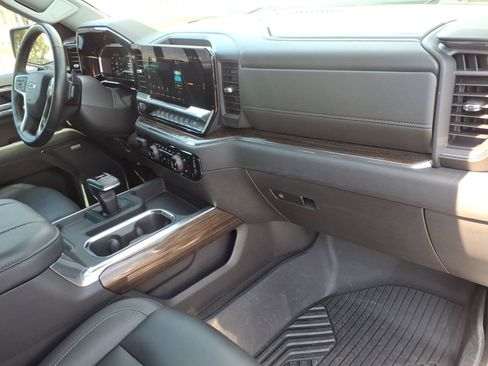 Used 2025 Chevrolet Silverado 1500 LT Trail Boss w/ Convenience Package II AWD/4WD image 9