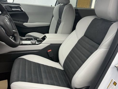 New 2025 Mitsubishi Outlander SE image 13