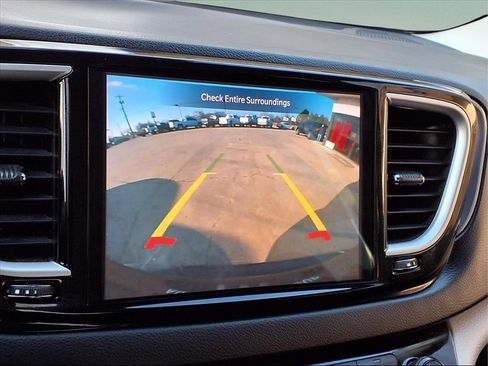 Used 2022 Chrysler Pacifica Touring-L image 11