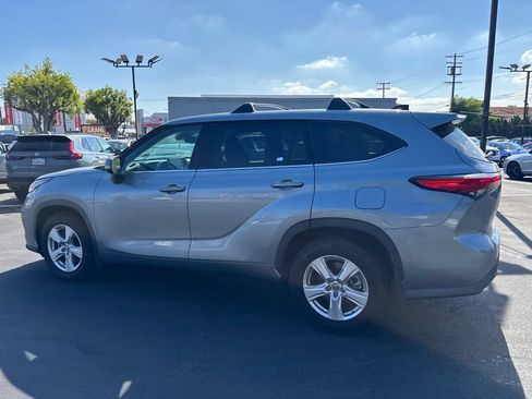 Used 2022 Toyota Highlander LE FWD image 7