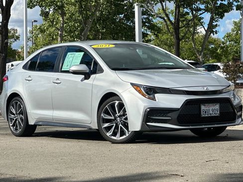 Used 2021 Toyota Corolla SE FWD image 2