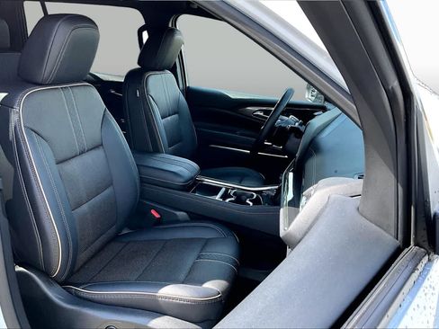 Used 2026 Chevrolet Traverse High Country FWD image 9