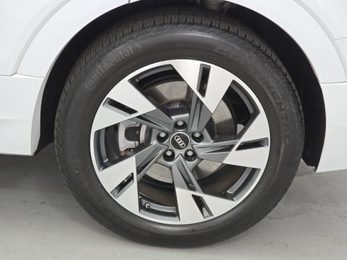 Used 2023 Audi e-tron Premium Plus w/ Premium Plus Package image 34