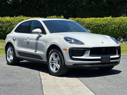 Certified 2025 Porsche Macan AWD/4WD image 10