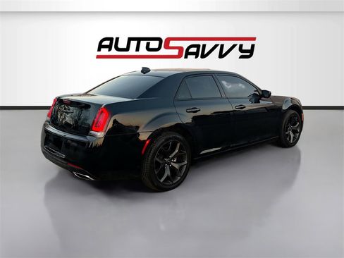 Used 2023 Chrysler 300 Touring w/ Sport Appearance Package image 7