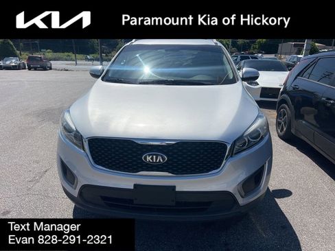 Used 2017 Kia Sorento FWD image 2