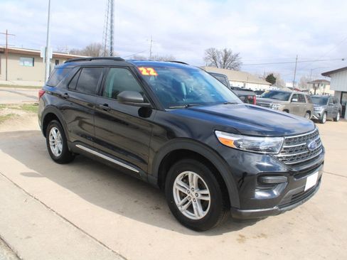 Used 2022 Ford Explorer XLT image 2