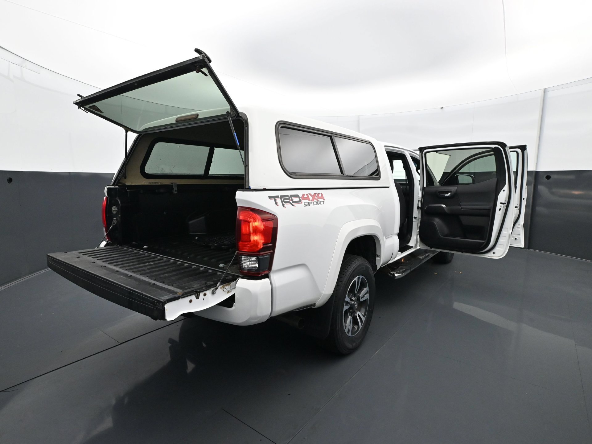Used 2019 Toyota Tacoma TRD Sport AWD/4WD image 33