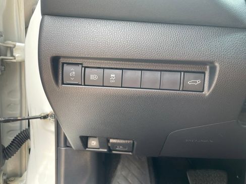 Used 2021 Toyota Venza LE w/ Carpet Mat Package (TMS) AWD/4WD image 12
