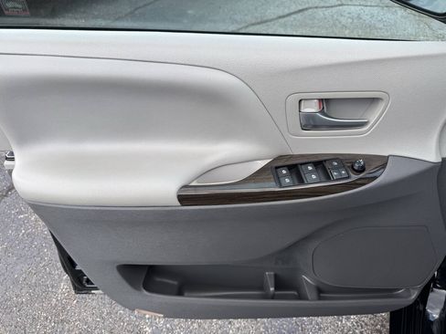 Used 2016 Toyota Sienna XLE FWD image 14