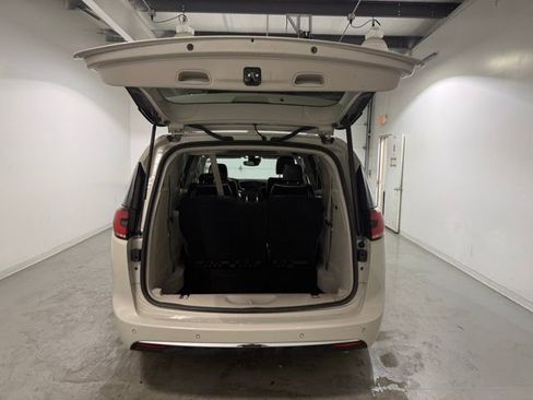 Used 2021 Chrysler Pacifica Limited AWD/4WD image 6