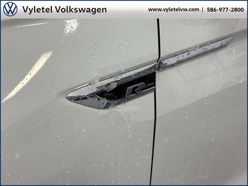 Used 2021 Volkswagen Tiguan SE R-Line image 8
