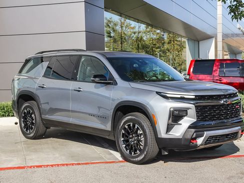 Used 2025 Chevrolet Traverse Z71 image 3