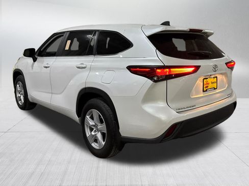 Used 2023 Toyota Highlander LE AWD/4WD image 4