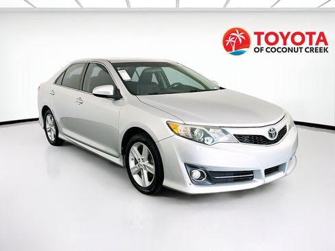 Used 2013 Toyota Camry SE FWD image 1