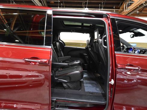 Used 2020 Chrysler Pacifica Limited FWD image 57