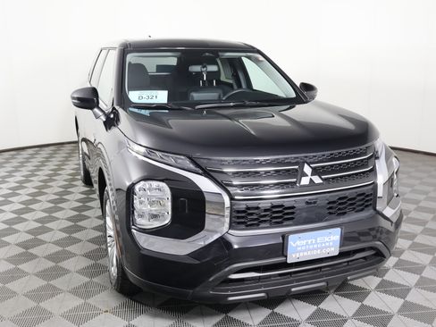 Used 2025 Mitsubishi Outlander ES image 3