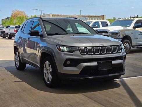 Used 2022 Jeep Compass Latitude w/ Sun and Sound Group FWD image 3