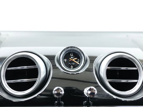Used 2018 Bentley Bentayga AWD/4WD image 36