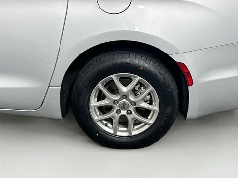 Used 2024 Chrysler Pacifica Touring-L image 11