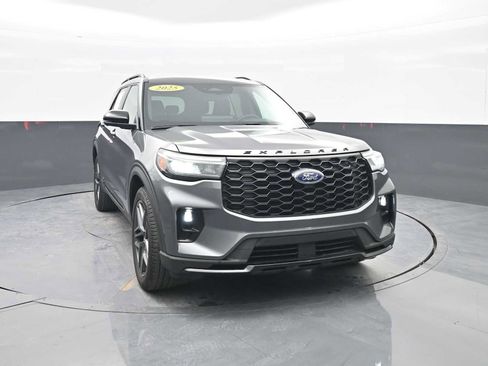 Used 2025 Ford Explorer ST-Line w/ ST-Line Street Pack image 2