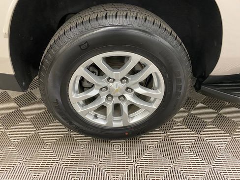 Used 2021 Chevrolet Suburban LT image 12