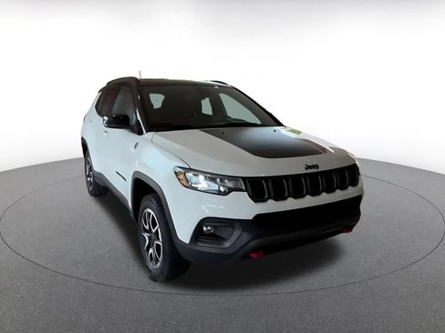 Used 2025 Jeep Compass Trailhawk AWD/4WD image 3