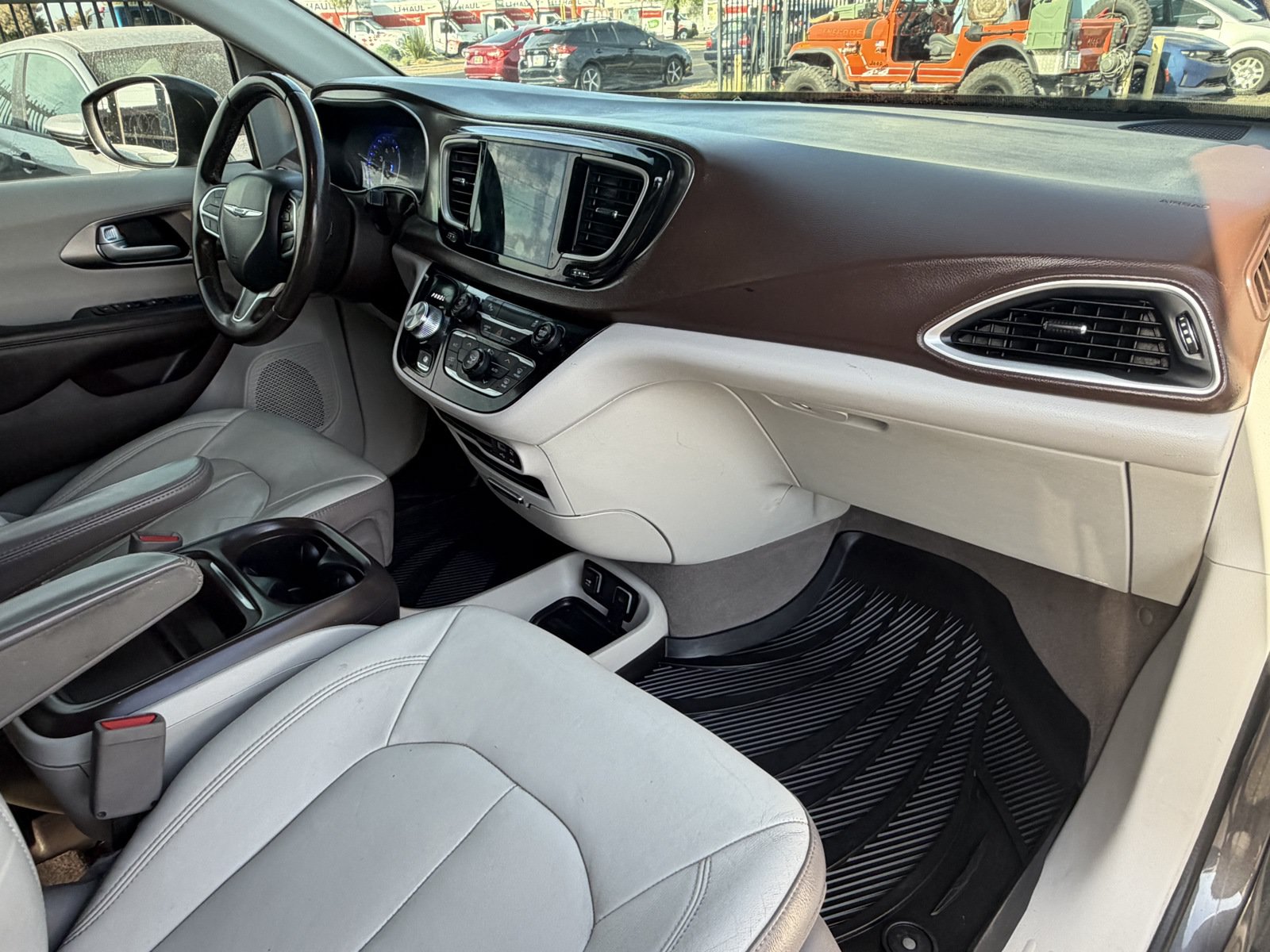 Used 2017 Chrysler Pacifica Touring-L FWD image 13