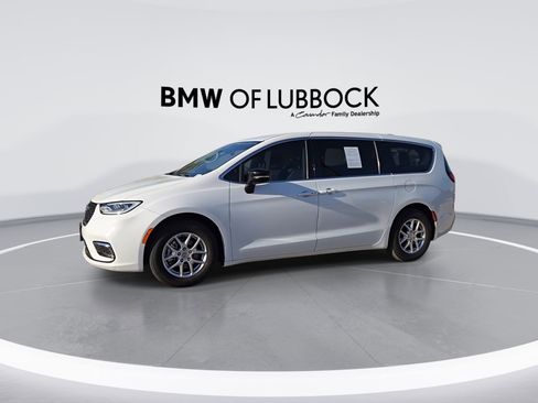 Used 2024 Chrysler Pacifica Touring-L FWD image 5