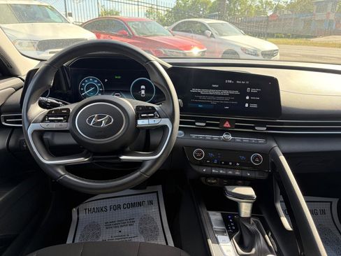 Used 2023 Hyundai Elantra SEL w/ Convenience Package FWD image 8