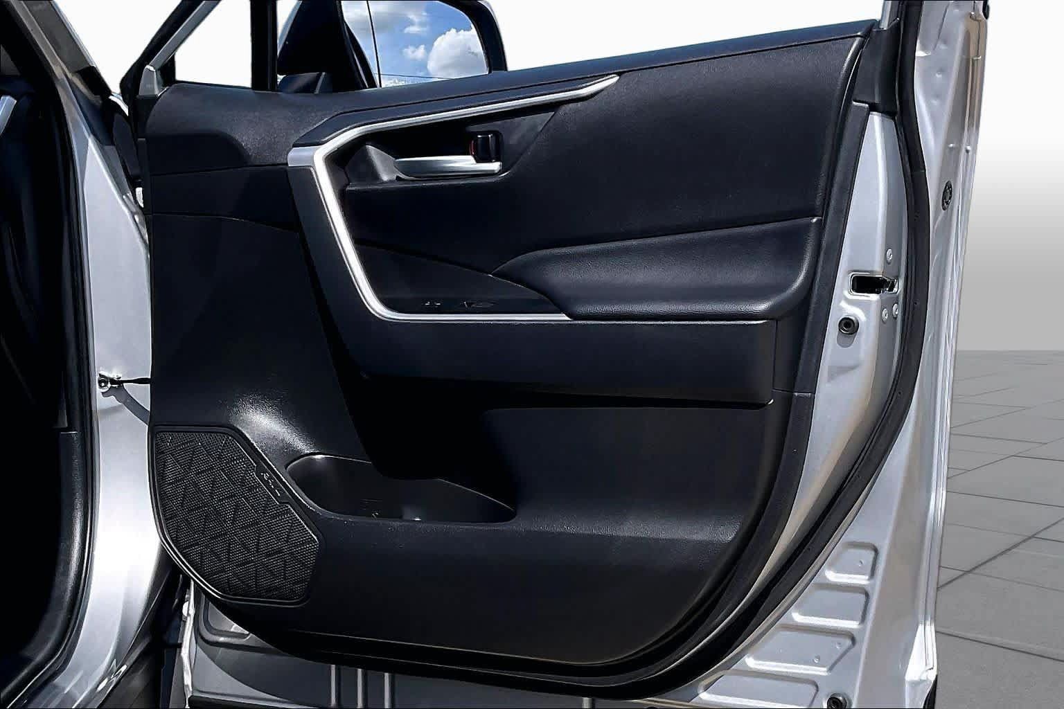 Used 2025 Toyota RAV4 XLE FWD image 19