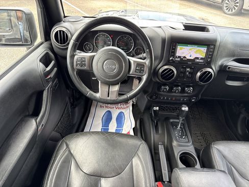 Used 2018 Jeep Wrangler Unlimited Sahara AWD/4WD image 15