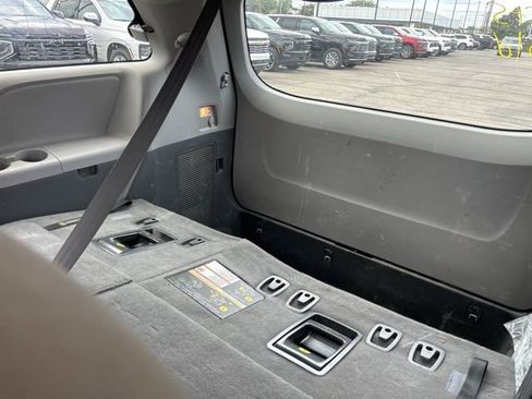 Used 2020 Toyota Sienna L image 28