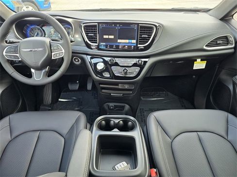 New 2026 Chrysler Pacifica Select image 9