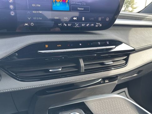 Used 2025 Buick Enclave Sport Touring image 31