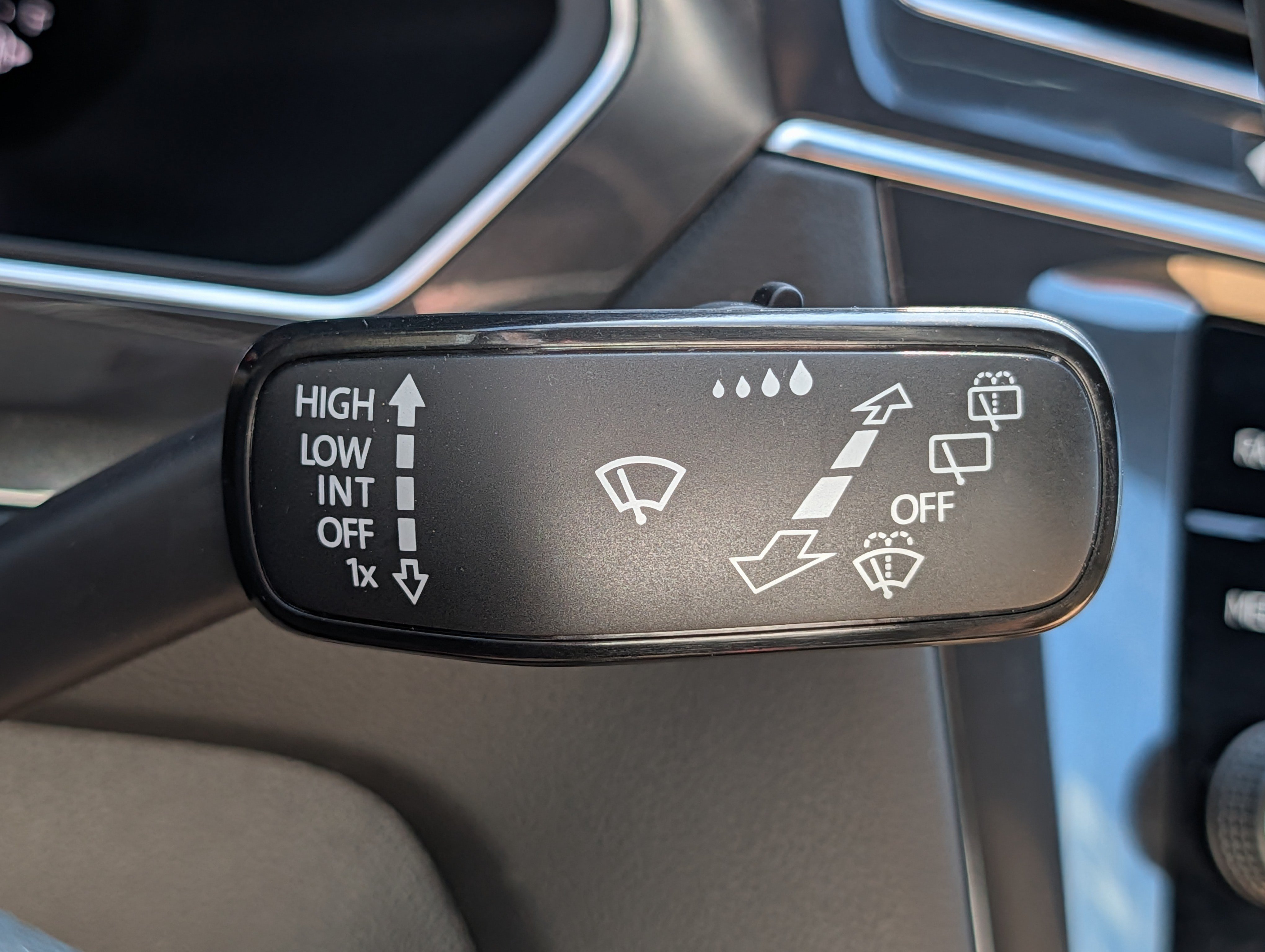 Certified 2023 Volkswagen Tiguan SE FWD image 32