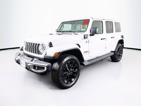 Used 2025 Jeep Wrangler Sahara image 4