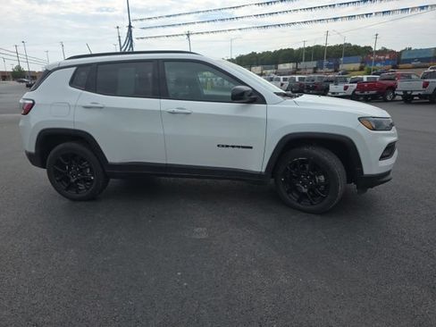 Used 2025 Jeep Compass Latitude w/ Convenience Group AWD/4WD image 4