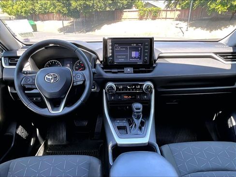 Used 2022 Toyota RAV4 XLE w/ Convenience Package FWD image 17