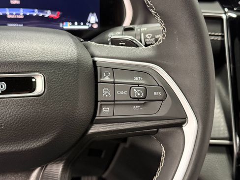 Used 2023 Jeep Grand Cherokee L Laredo AWD/4WD image 19