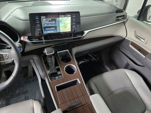 Used 2022 Toyota Sienna XLE w/ XLE Plus Package image 18