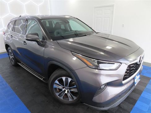 Used 2022 Toyota Highlander XLE FWD image 5