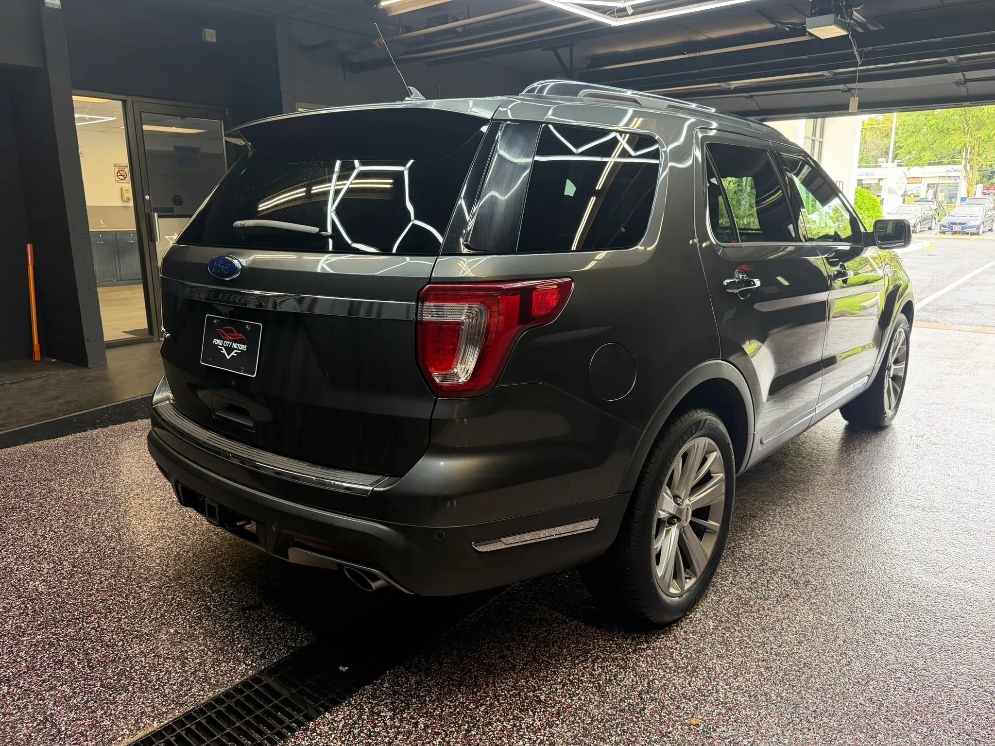 Used 2019 Ford Explorer Limited w/ Class III Trailer Tow Package FWD image 9