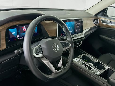 Used 2025 Volkswagen Atlas SE image 18