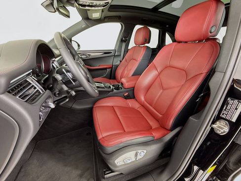 Certified 2025 Porsche Macan image 5